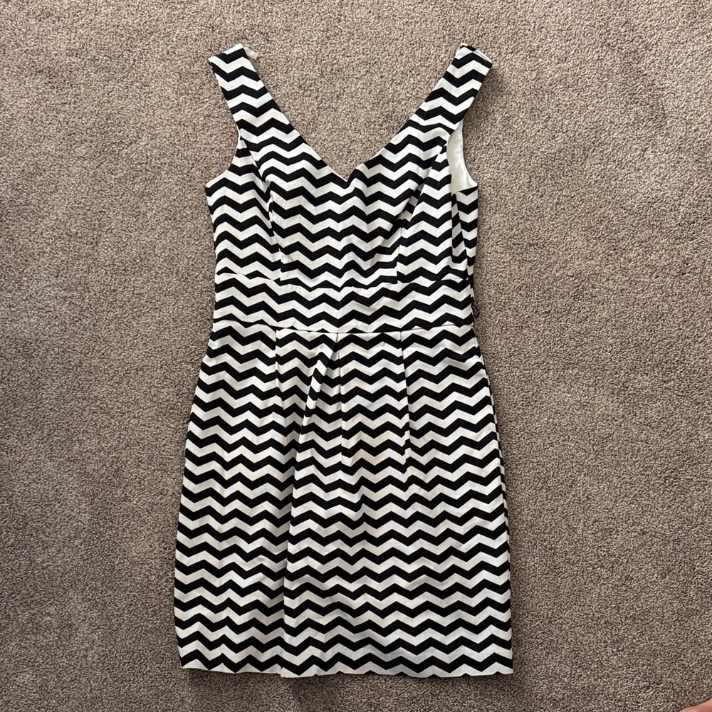 White House Black Market Black & White Chevron V-Neck Sleeveless Mini Dress